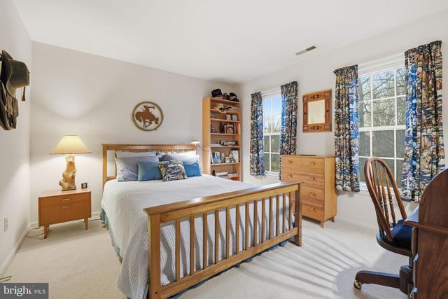 9614 CINNAMON CREEK DR, Vienna, VA 22182