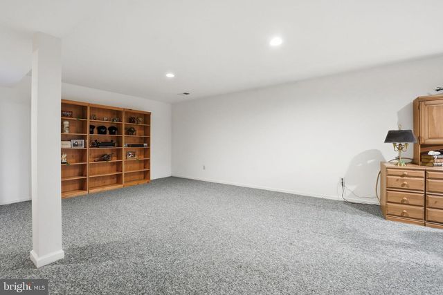 9614 CINNAMON CREEK DR, Vienna, VA 22182