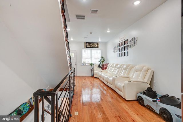 2611 S MARSHALL ST, Philadelphia, PA 19148