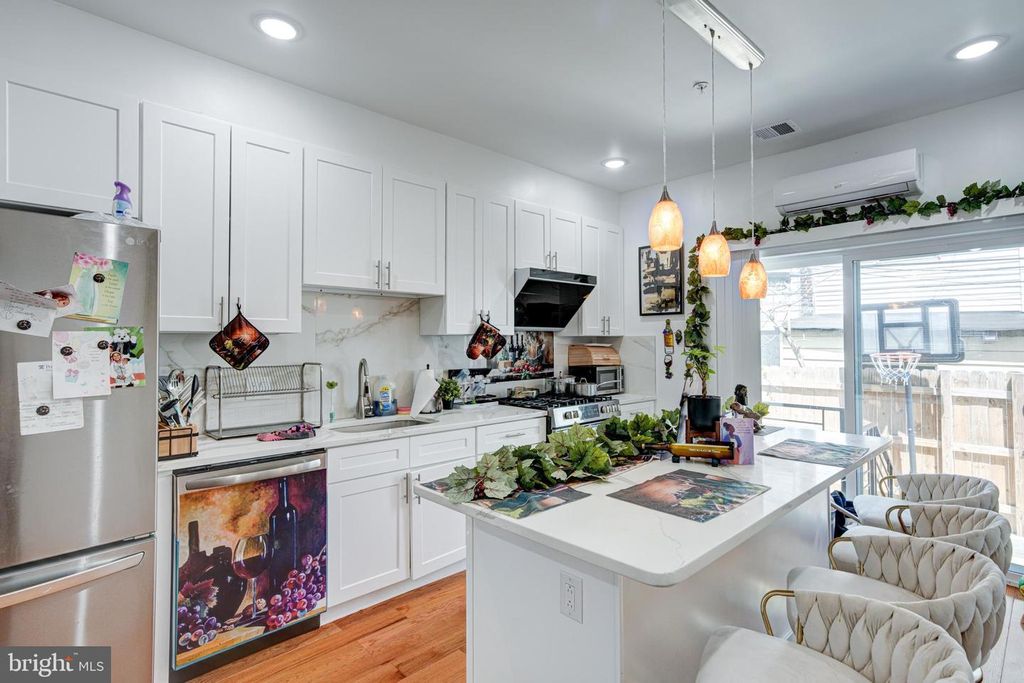 2611 S MARSHALL ST, Philadelphia, PA 19148