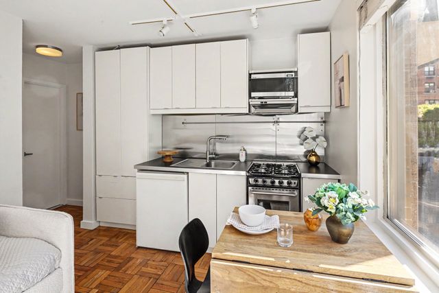 201 W 70th St Apt 2L, New York City, NY 10023