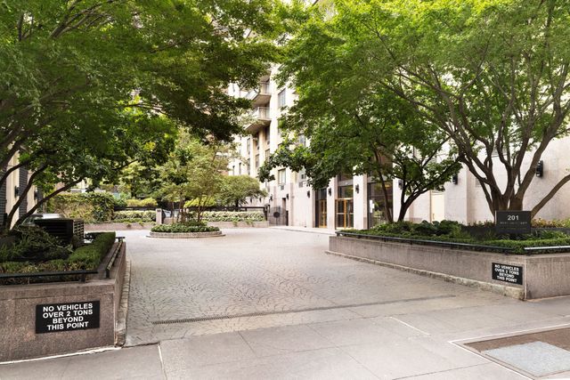 201 W 70th St Apt 2L, New York City, NY 10023
