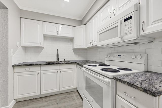 107 E Willowick Avenue 4, Friendswood, TX 77546