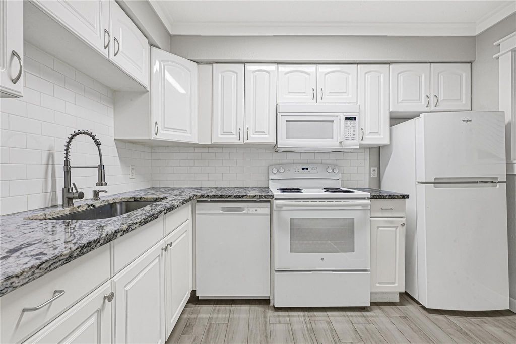 107 E Willowick Avenue 4, Friendswood, TX 77546