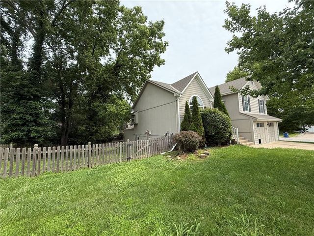1500 NE Bronze Drive, Lee's Summit, MO 64086