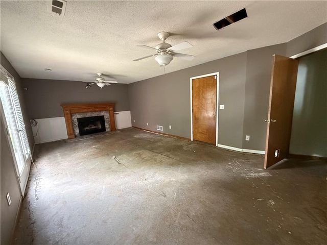1500 NE Bronze Drive, Lee's Summit, MO 64086