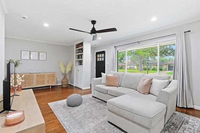 2015 Woodcrest Drive, Houston, TX 77018