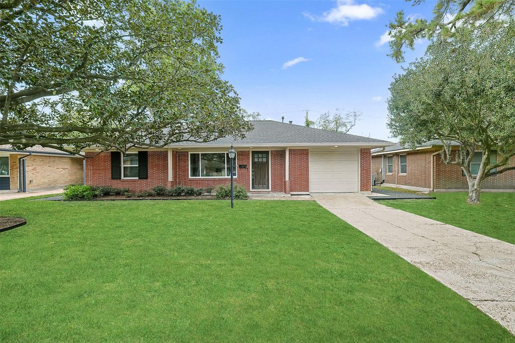 2015 Woodcrest Drive, Houston, TX 77018