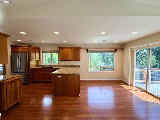1688 Ne RUBY Ct, Roseburg, OR 97470