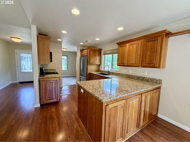 1688 Ne RUBY Ct, Roseburg, OR 97470