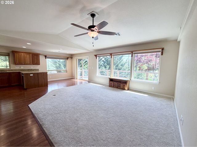 1688 Ne RUBY Ct, Roseburg, OR 97470