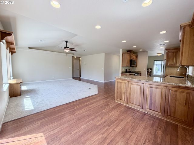 1688 Ne RUBY Ct, Roseburg, OR 97470