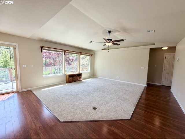 1688 Ne RUBY Ct, Roseburg, OR 97470