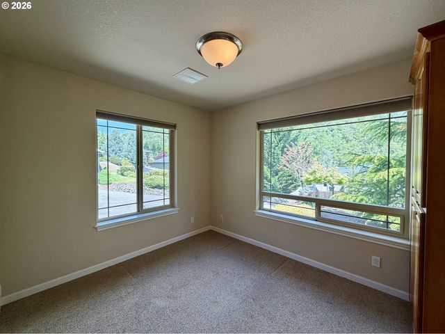 1688 Ne RUBY Ct, Roseburg, OR 97470