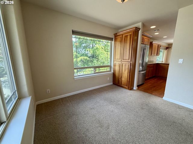1688 Ne RUBY Ct, Roseburg, OR 97470