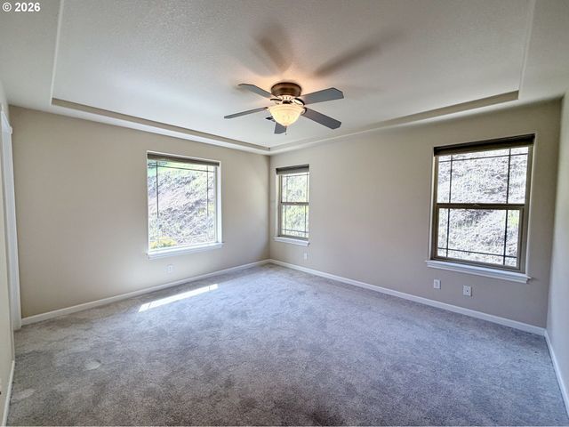1688 Ne RUBY Ct, Roseburg, OR 97470