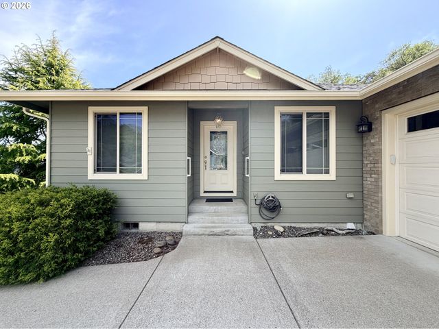 1688 Ne RUBY Ct, Roseburg, OR 97470