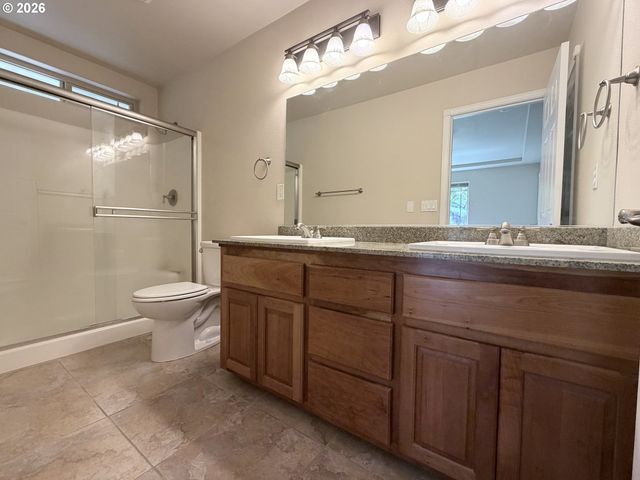 1688 Ne RUBY Ct, Roseburg, OR 97470