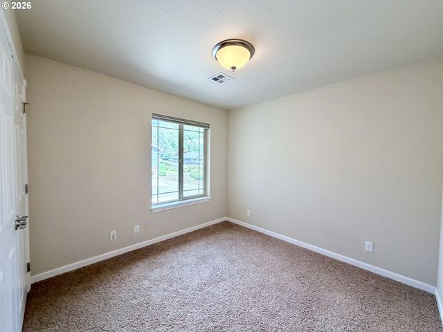 1688 Ne RUBY Ct, Roseburg, OR 97470