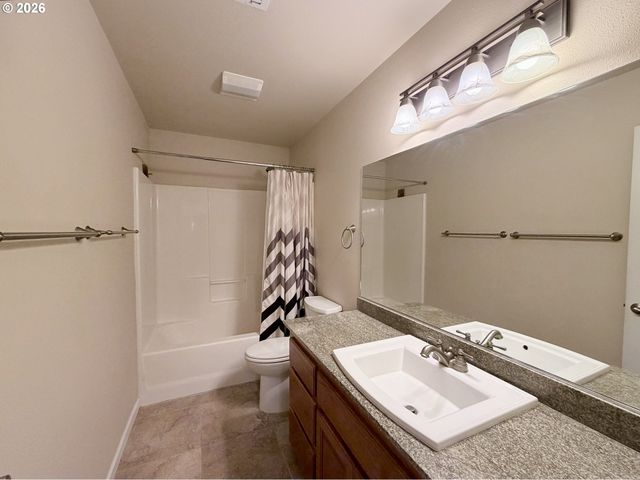 1688 Ne RUBY Ct, Roseburg, OR 97470