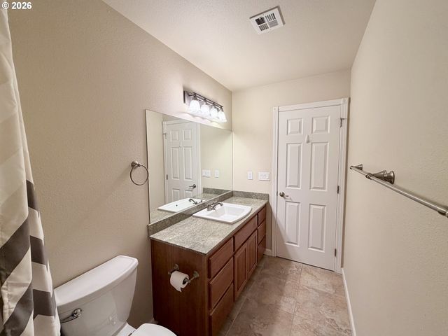 1688 Ne RUBY Ct, Roseburg, OR 97470