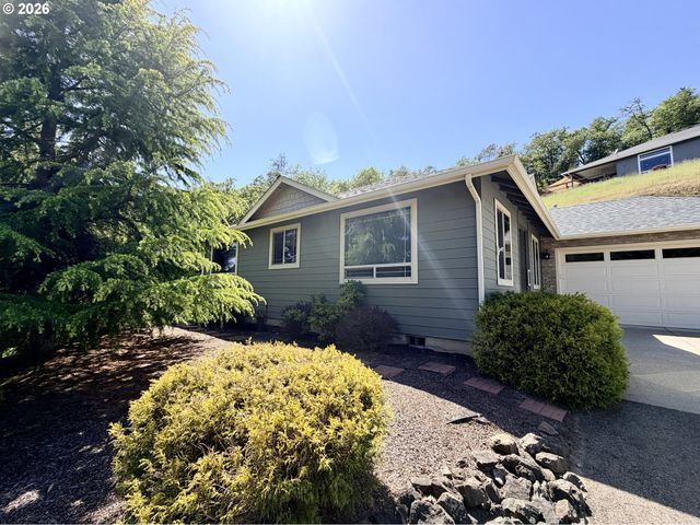 1688 Ne RUBY Ct, Roseburg, OR 97470