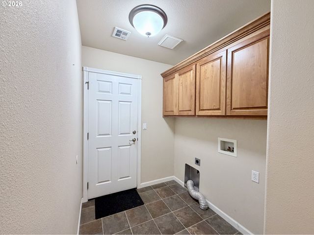 1688 Ne RUBY Ct, Roseburg, OR 97470