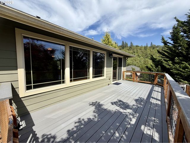 1688 Ne RUBY Ct, Roseburg, OR 97470
