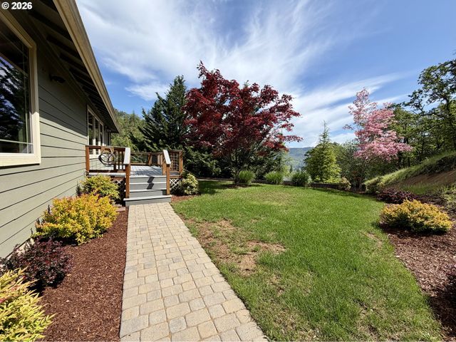 1688 Ne RUBY Ct, Roseburg, OR 97470