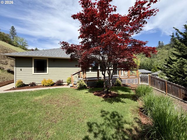 1688 Ne RUBY Ct, Roseburg, OR 97470