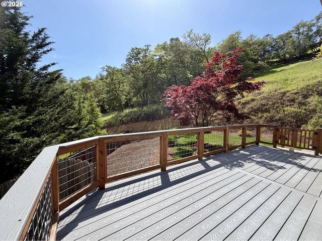 1688 Ne RUBY Ct, Roseburg, OR 97470