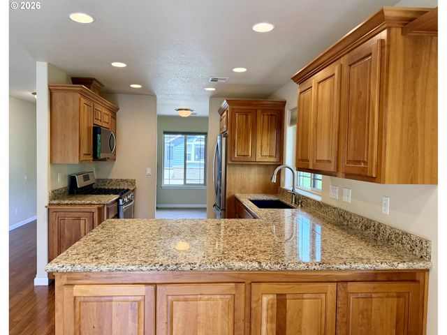 1688 Ne RUBY Ct, Roseburg, OR 97470