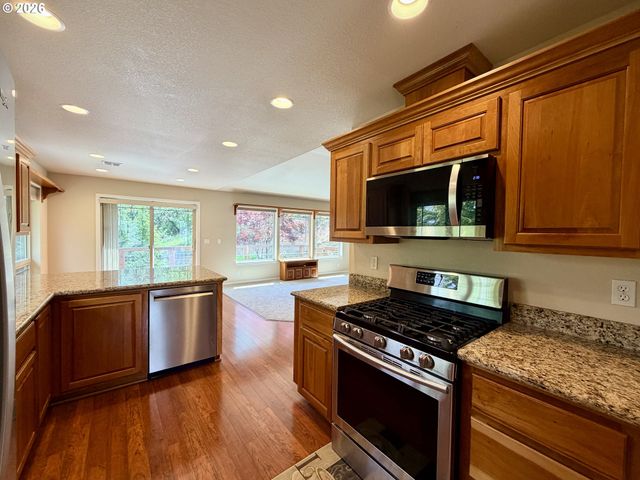 1688 Ne RUBY Ct, Roseburg, OR 97470