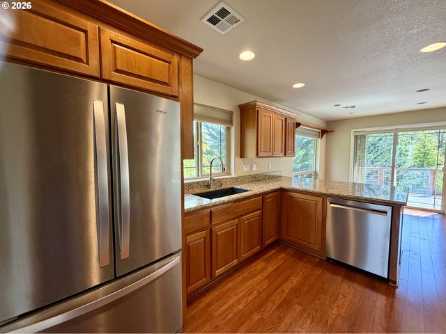 1688 Ne RUBY Ct, Roseburg, OR 97470