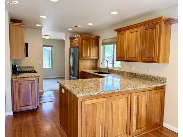 1688 Ne RUBY Ct, Roseburg, OR 97470