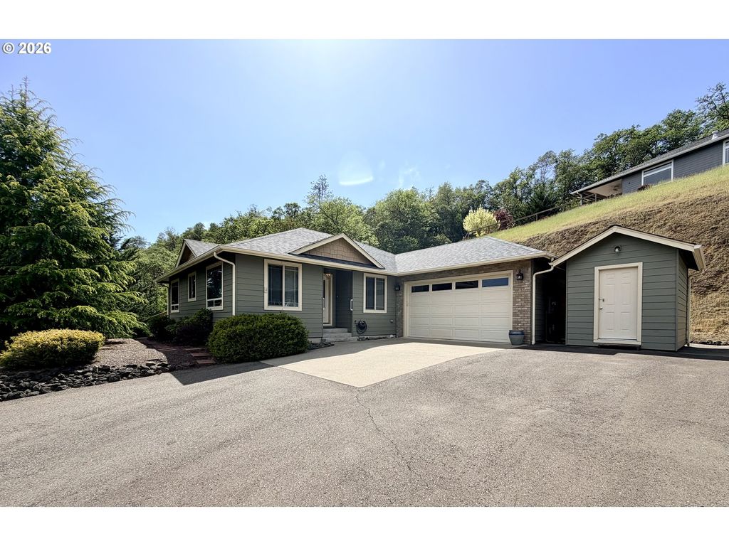 1688 Ne RUBY Ct, Roseburg, OR 97470