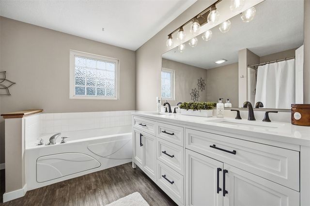 220 16th Ave Court, Hiawatha, IA 52233