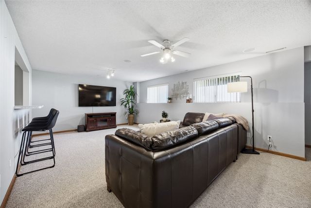220 16th Ave Court, Hiawatha, IA 52233