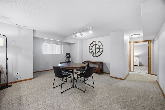 220 16th Ave Court, Hiawatha, IA 52233