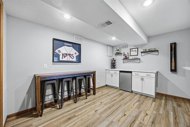 220 16th Ave Court, Hiawatha, IA 52233