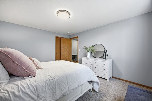 220 16th Ave Court, Hiawatha, IA 52233