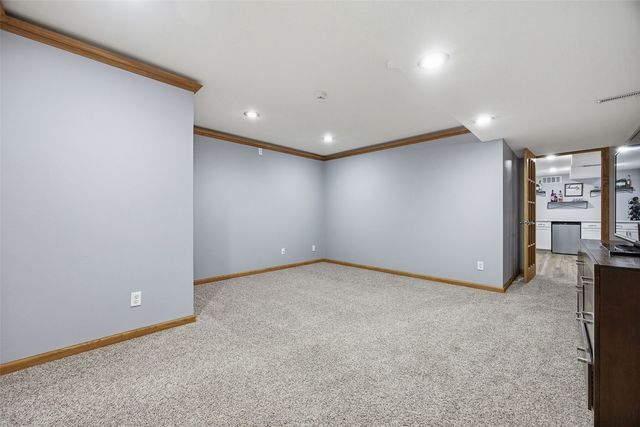 220 16th Ave Court, Hiawatha, IA 52233