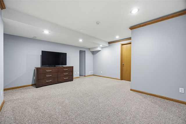 220 16th Ave Court, Hiawatha, IA 52233