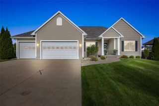 220 16th Ave Court, Hiawatha, IA 52233