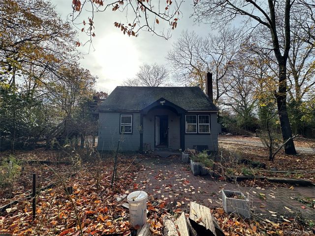 78 Bay Avenue W, Hampton Bays, NY 11946