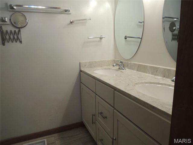 405 W Spring Street, Greenville, IL 62246