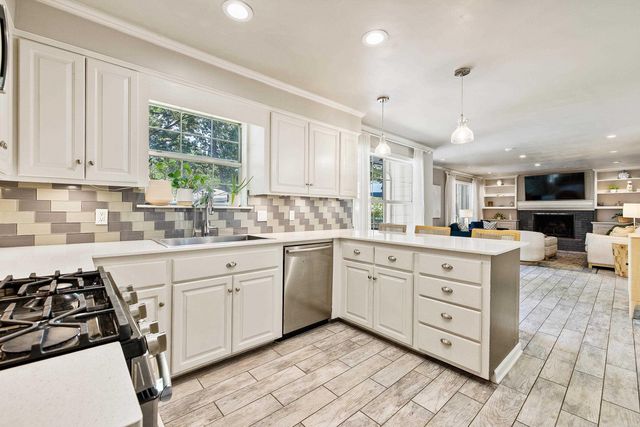 4 Summerland Court, Little Rock, AR 72227