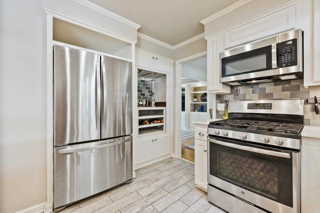 4 Summerland Court, Little Rock, AR 72227
