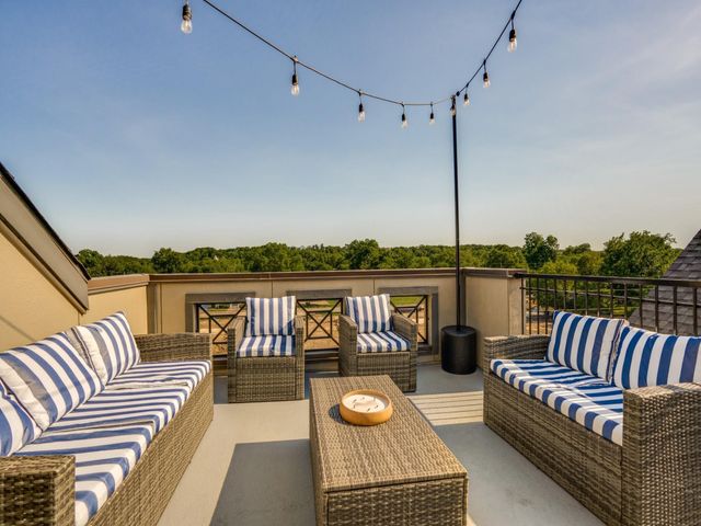 1074 Manacor Lane, Dallas, TX 75212