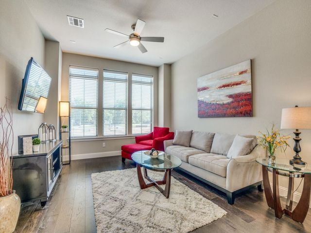 1074 Manacor Lane, Dallas, TX 75212